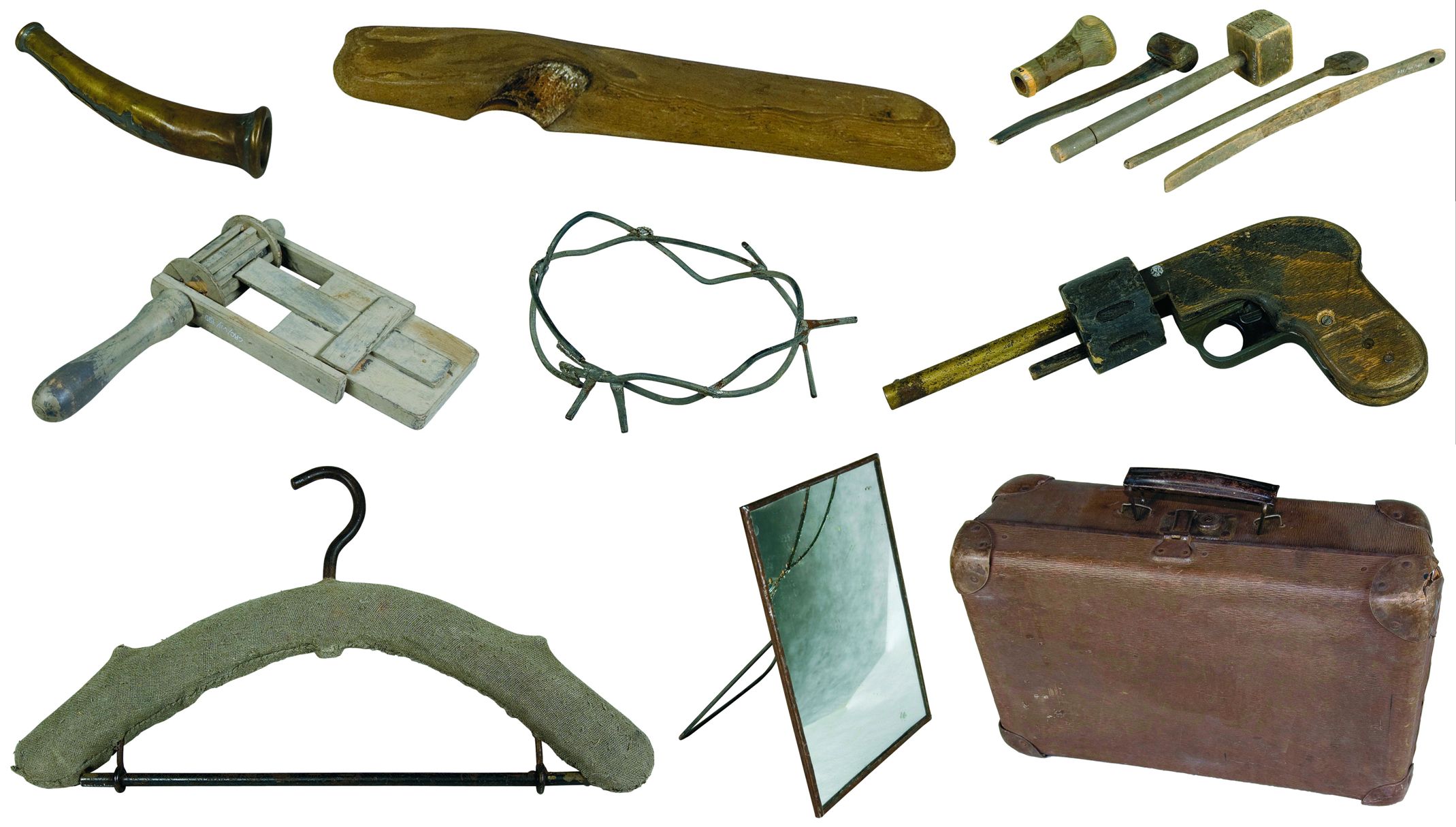 Przedmioty ze spektakli Kantora: walizka, wieszak, lustro, drut kolczasy, drewniany pistolet, kołatka i narzędzia