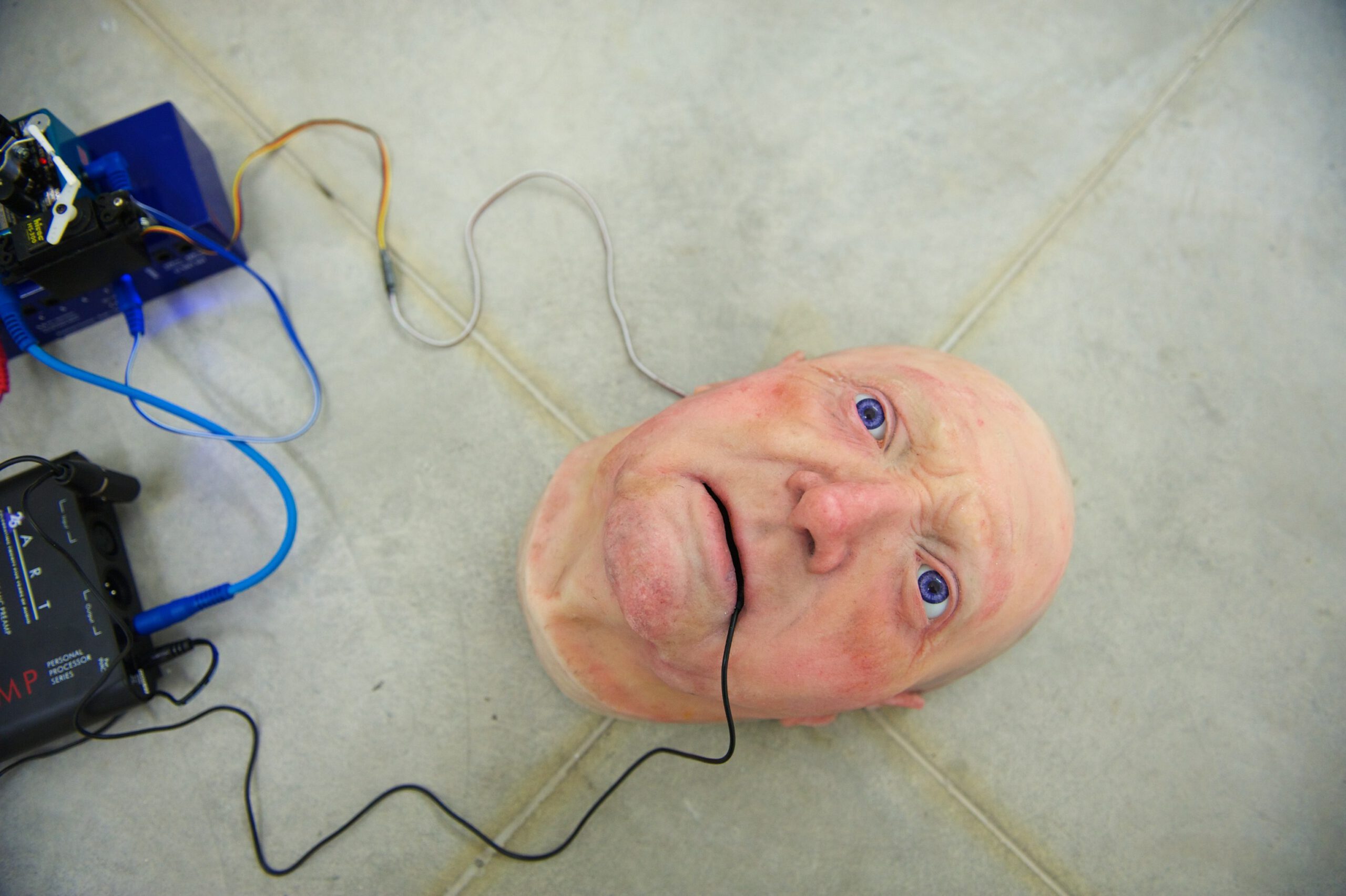 Maska ludzkiej twarzy z podpiętymi kablami