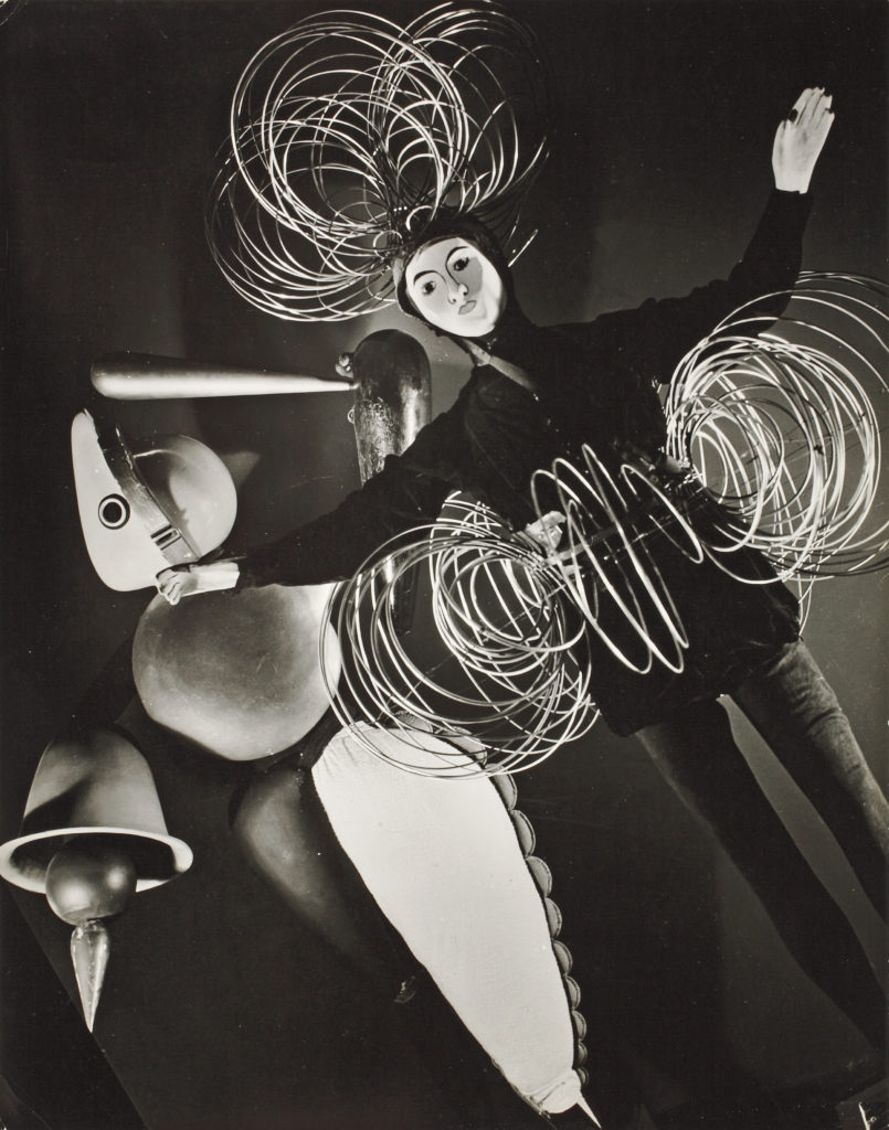 Figura druciana i figura abstrakcyjna z „Baletu triadycznego“. Zdjęcie z wystawy „Bauhaus: 1919-1928“, Museum of Modern Art, Nowy Jork, 1938-1939, 1938 fot. Hansel Mieth fotografia wł. Bauhaus-Archiv Berlin 