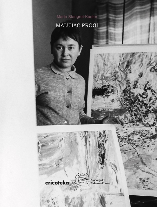 Okładka z czarno-białym zdjęciem Marii Stangret-Kantor pozującej przy obrazach