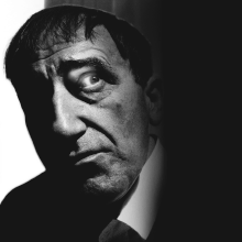 Czarno-białe zdjęcie z twarzą Tadeusza Kantora.