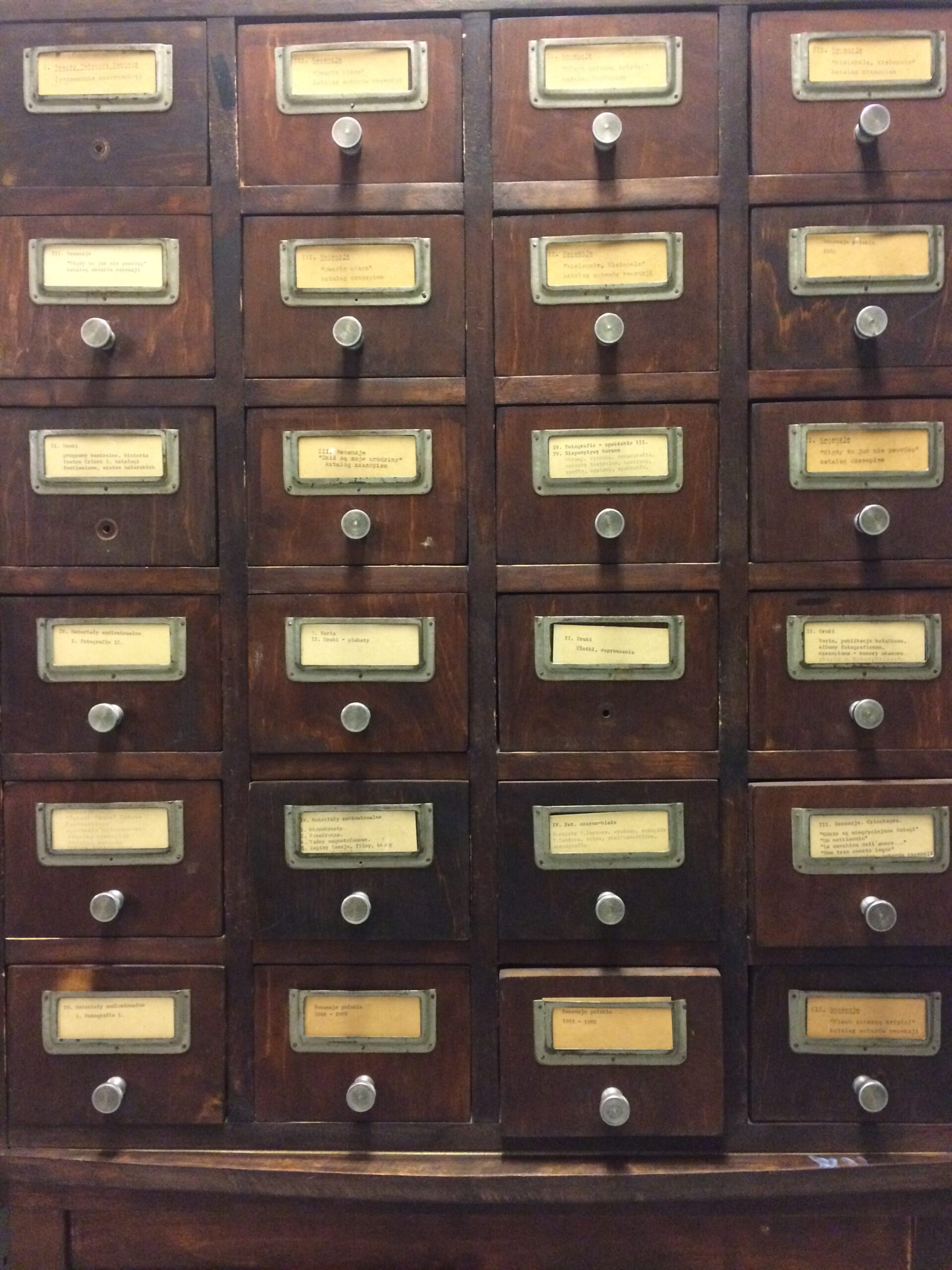 Zdjęcie drewnianych szufladek z zakładkami archiwum