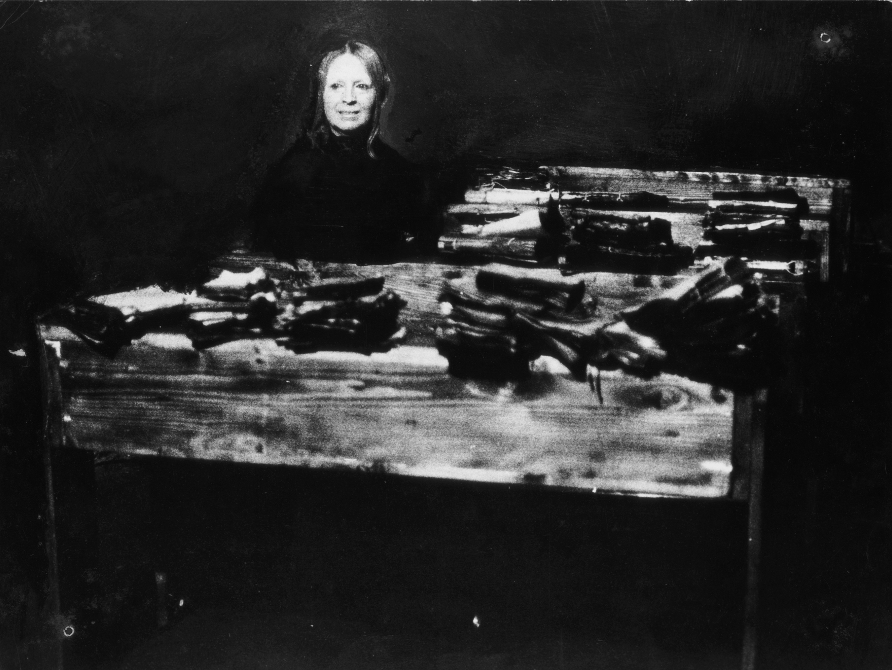 Na zdjęciu kobieta w czarnym ubraniu w ławce szkolnej