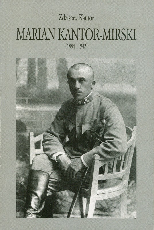 Okładka ze zdjęciem łysego mężczyzny w wojskowym mundurze
