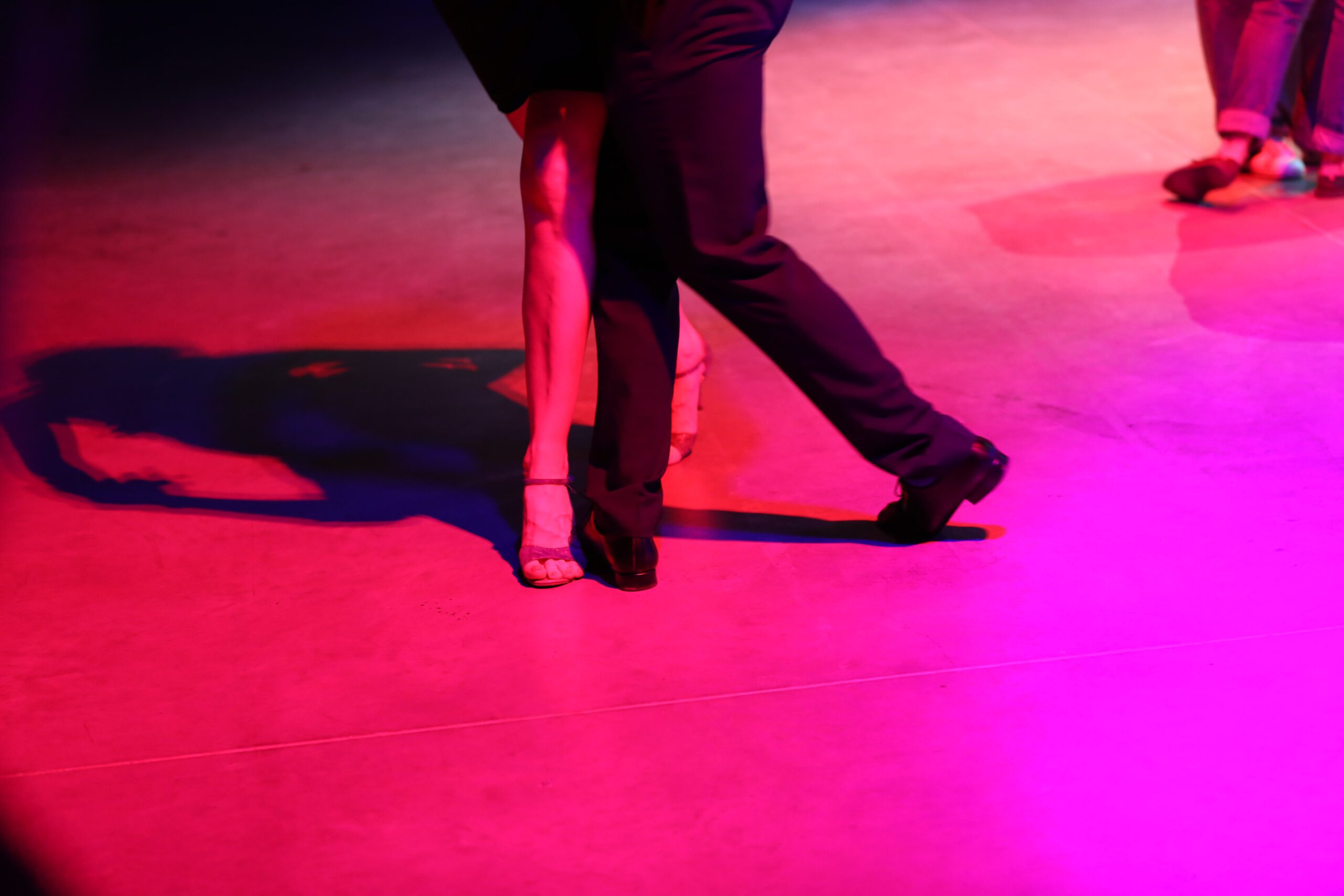 Nogi dwóch osób tańczących tango