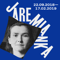 Grafika wystawy Marii Jaremy: na granatowym tle czarno-białe zdjęcie Marii Jaremy, obok napis Jaremianka