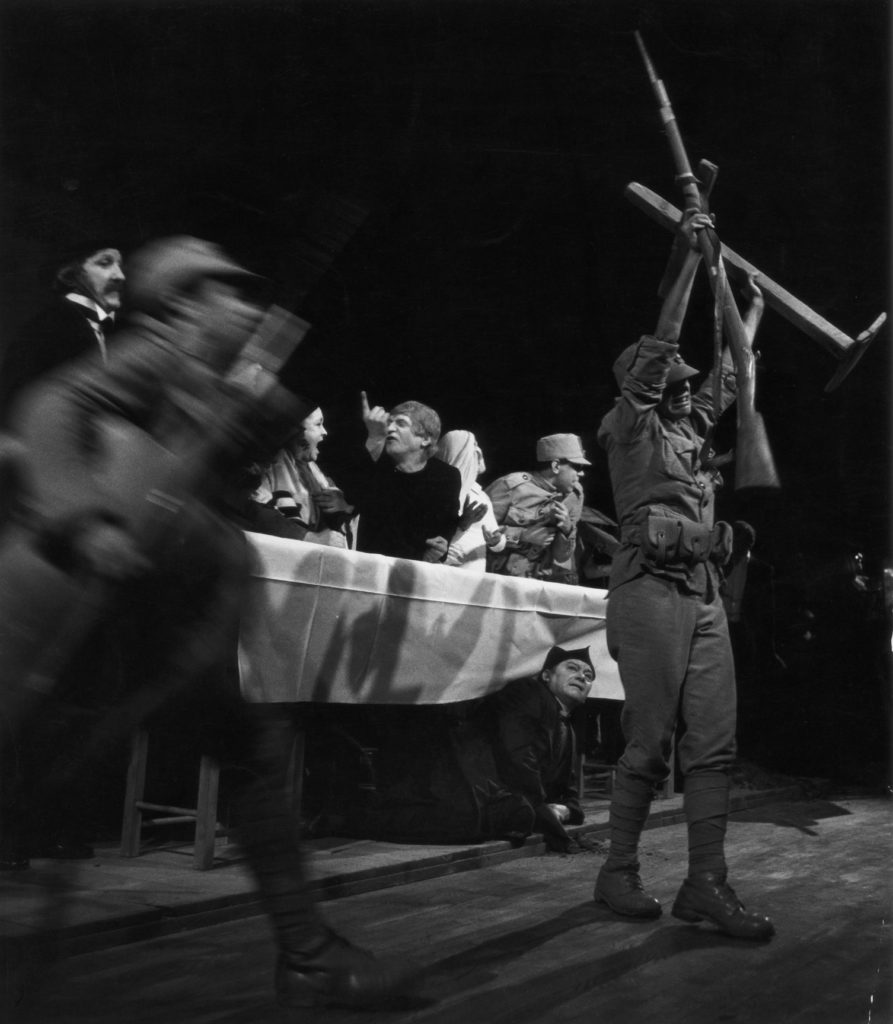 Czarno-biały kadr ze spektaklu  „Wielopole, Wielopole”, fot. Jerzy Borowski