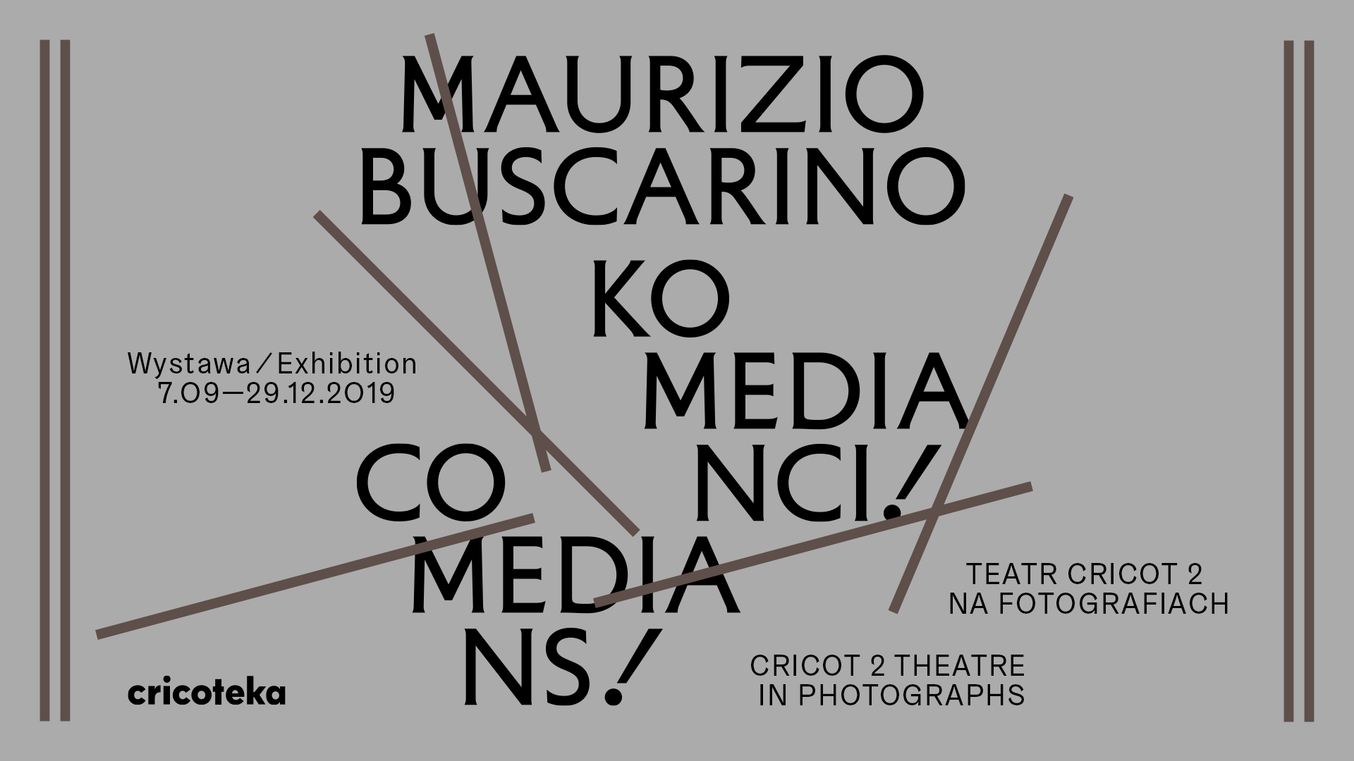 Szary baner z tytułem wystawy Maurizio Buscarino. Komedianci