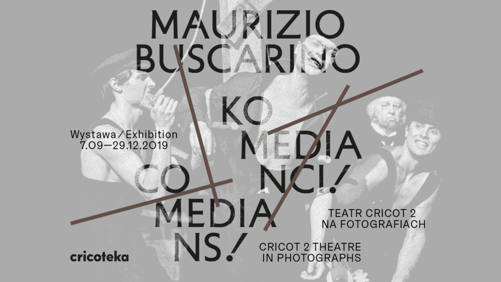 AD [Zdjęcie przedstawia grafikę do wystawy. Na szarym tle znajdują się czarne napisy Maurizio Buscarino, Komedianci i data wystawy.] 