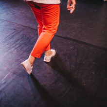 Nogi tańczącej osoby