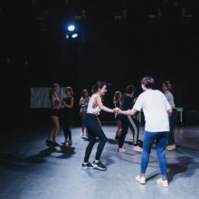 Grupa uczestniczek podczas wspólnego tańca