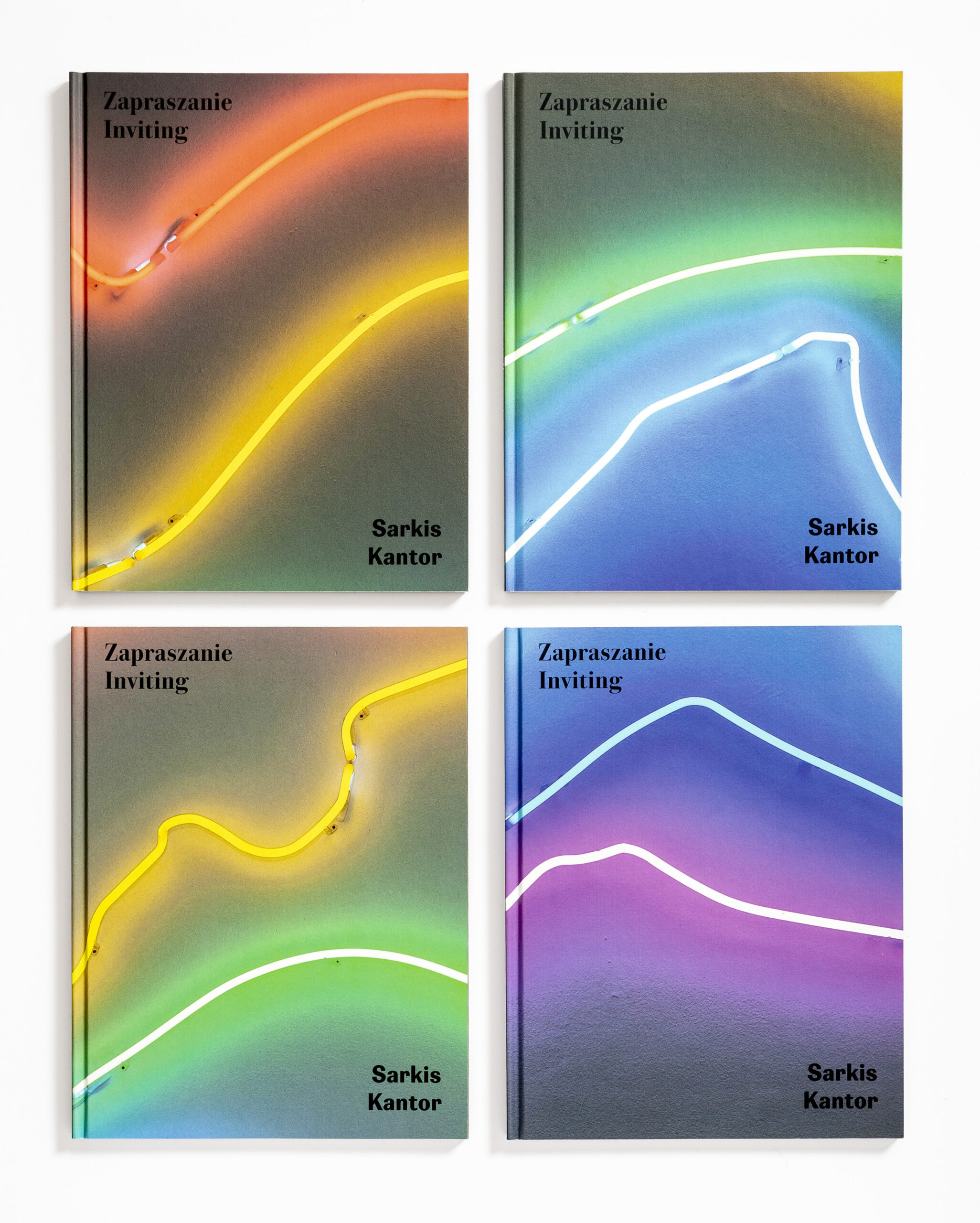 [Zdjęcie czterech kolorowych okładek książki "Zapraszanie. Sarkis-Kantor".]