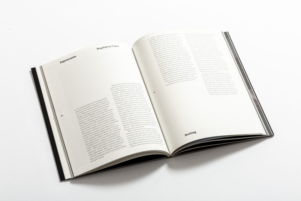 [Zdjęcie przedstawia środek książki "Zapraszanie. Sarkis-Kantor". Widać na nim białe strony oraz fragment tekstu.]