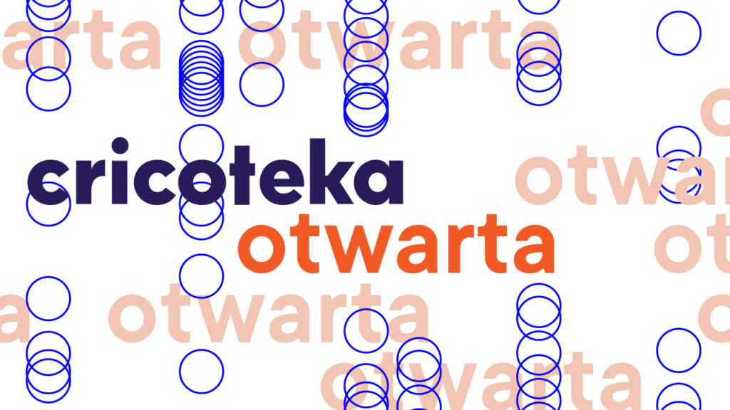 Grafika projektu Cricoteka Otwarta: na białym tle niebiesko-pomarańczowy napis cricoteka otwarta, wokół niego jaśniejszymi odcieniami powtórzone słowo otwarta i litery o