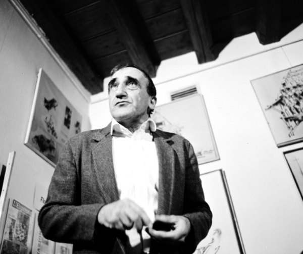 [AD: Czarno-białe zdjęcie Tadeusza Kantora w dniu otwarcia Cricoteki w 1980 roku.]