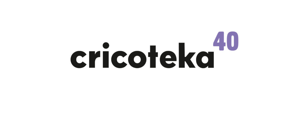 [Logotyp Cricoteki. Na białym tle widnieje czarny napis "Cricoteka", a nad napisem widać fioletową liczbę czterdzieści".]