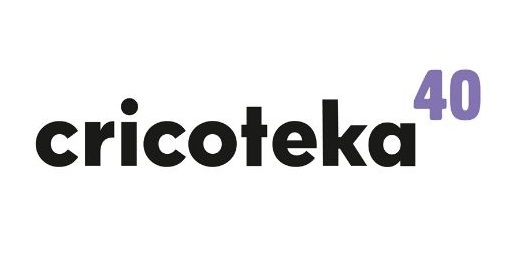 Grafika: Logotyp Cricoteki. Na białym tle widnieje czarny napis "Cricoteka", a nad napisem widać fioletową liczbę czterdzieści
