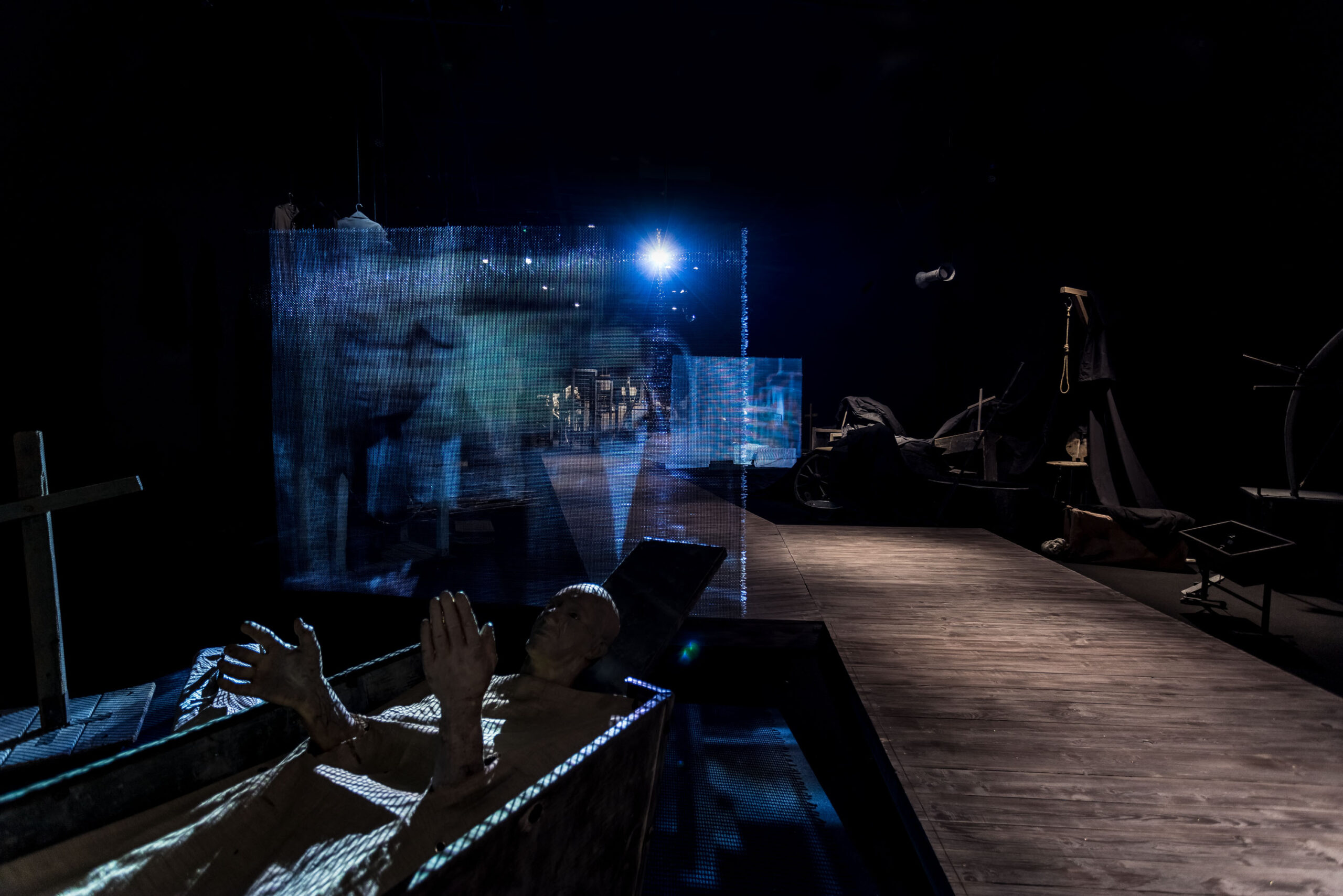 [AD: Na zdjęciu fragment rampy dla zwiedzających oraz cześć ekspozycji stałej: niebieski ekran z wyświetlaną projekcją oraz obiekty teatralne.]