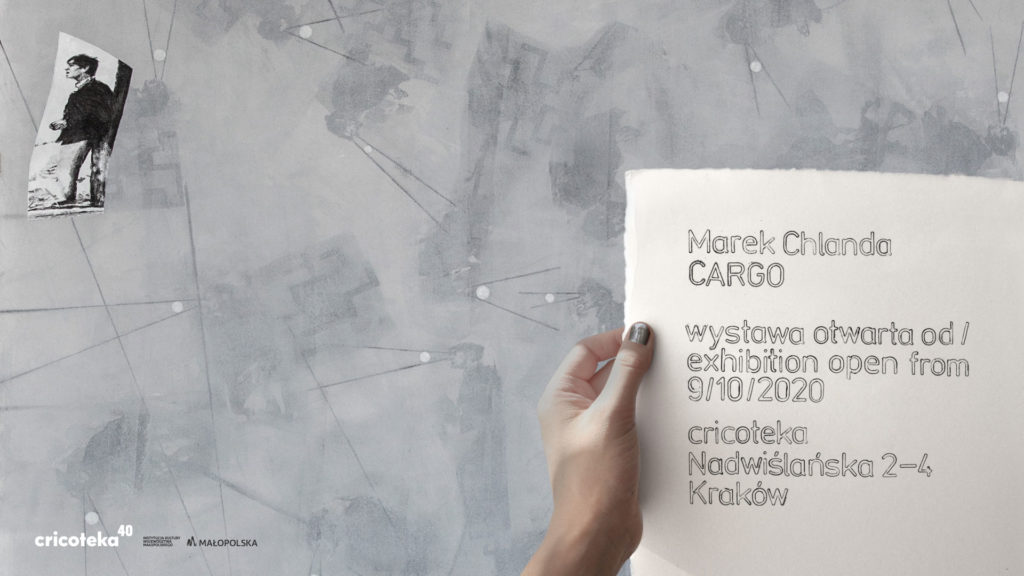 [AD: Grafika. Na szarym tle dłoń trzymająca kartkę z zaproszeniem na wystawę Cargo Marka Chlandy.]