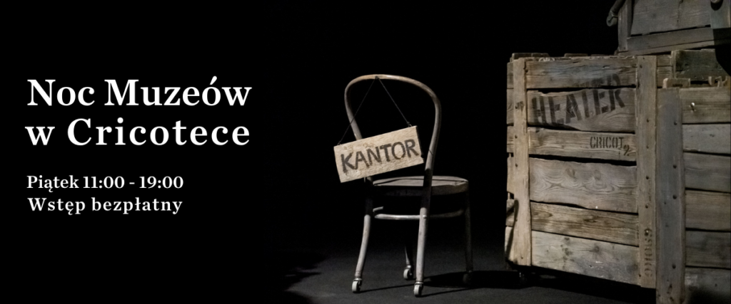 Zdjęcie krzesła i skrzyni na czanym tle. Napis: Noc Muzeów w Cricotece. Piątek 11:00-19:00 Wstęp bezpłatny