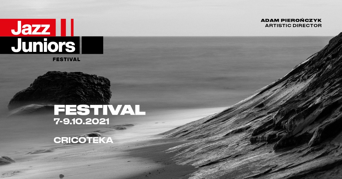 Zdjęcie w odcieniach szarości, przedstawiające morze. Napis: Jazz Juniors Festival. 7-9.10.2021. Adam Pierończyk artistic director