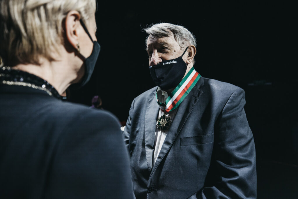 Zdjęcie przedstawia Lesława Janickiego. Na szyi ma zawieszony Złoty Medal Gloria Artis na biało-czerwonej wstędze.
