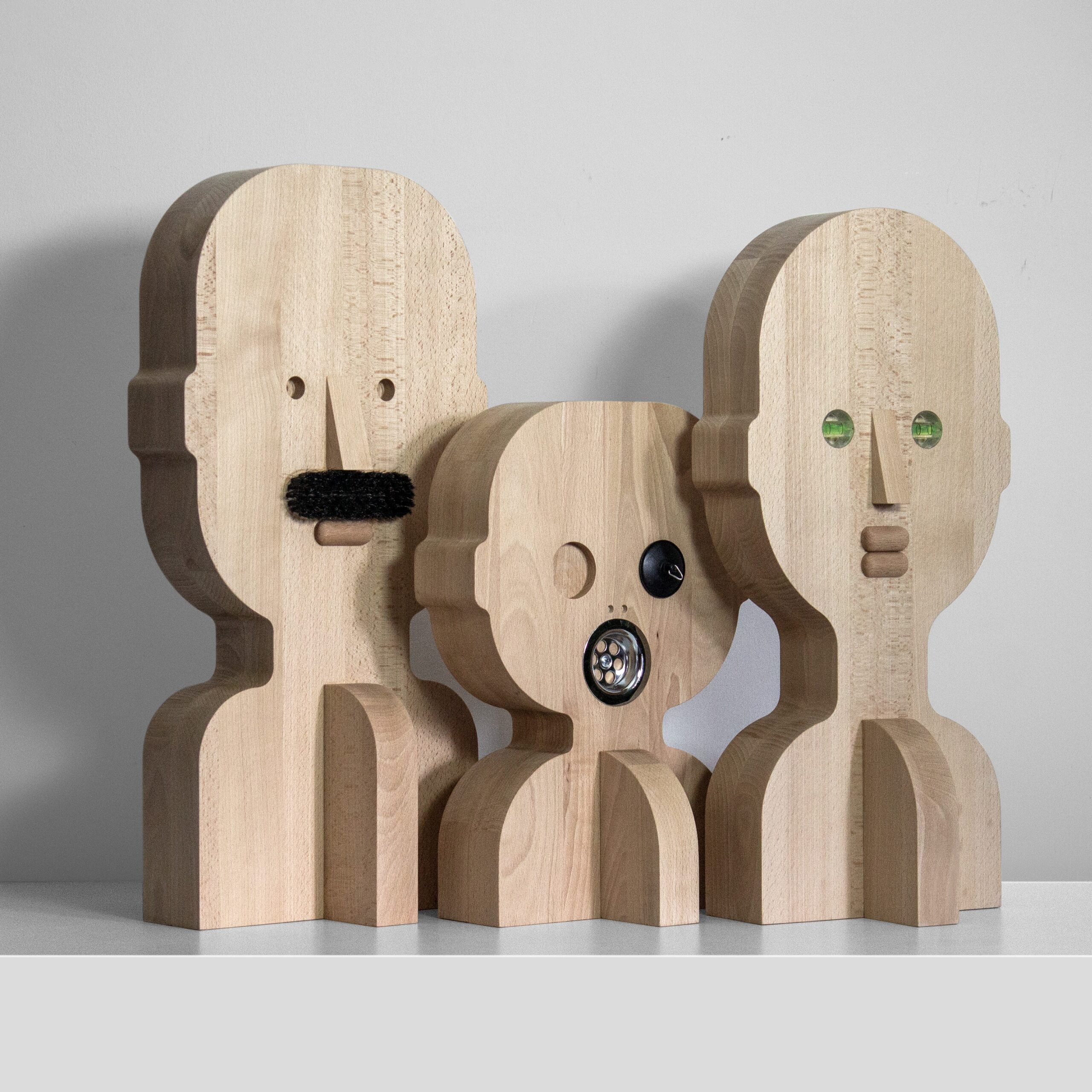 Fotografia przedstawia rzeźby Bartosza Muchy przypominające trzy ludzkie popiersia - dwóch osób dorosłych i dziecka. Praca zatytułowana jest "Umarła rodzina"