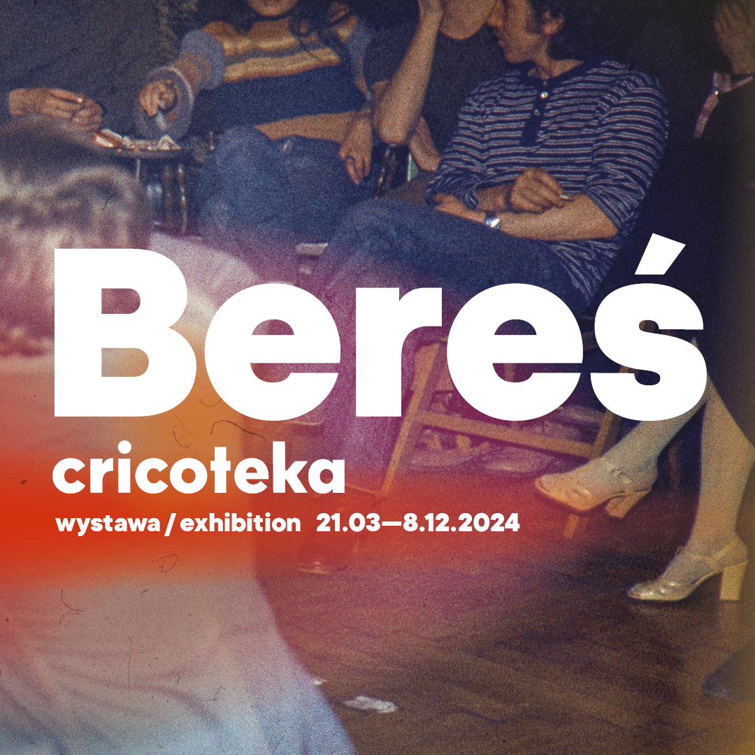 Na grafice widzimy napis "Bereś. Wystawa 21.03-8.12.2024". W tle siedzące osoby i obserwujące jeden z performansów Jerzego Beresia.