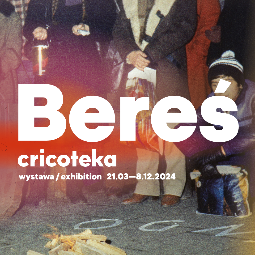 Grafika przedstawia jeden z performensów Jerzego Beresia "Manifestację romantyczną z 1981 roku. Widzimy na niej ludzi stojących wokół ogniska na krakowskim Rynku Głównym