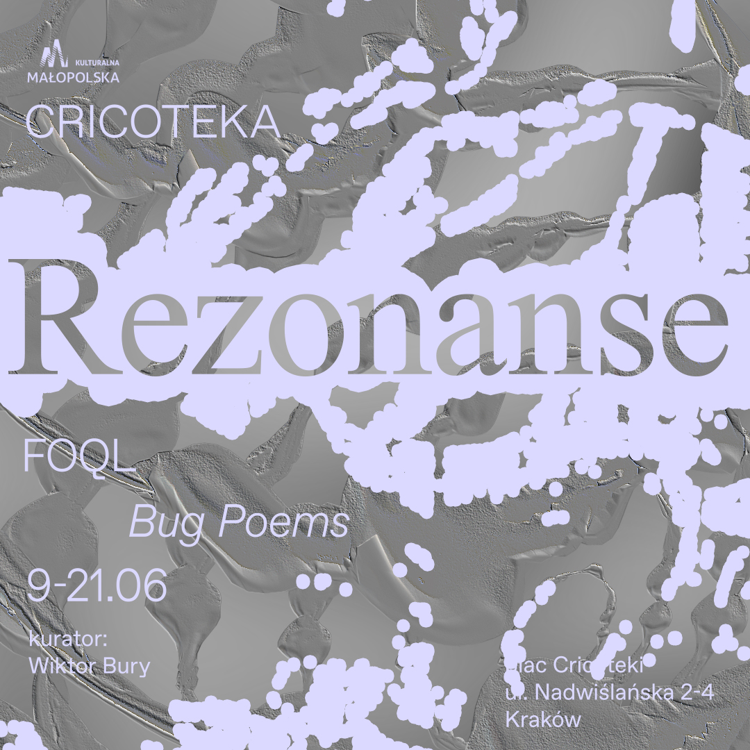 Plakat wydarzenia „Rezonanse” organizowanego przez Cricotekę. Na szarym, fakturowanym tle z abstrakcyjnymi jasnofioletowymi formami znajduje się duży napis „Rezonanse”. Poniżej widnieją informacje o instalacji dźwiękowej „Bug Poems” autorstwa FQQL oraz daty 9–21.06. W dolnej części podano nazwisko kuratora – Wiktora Burego – oraz adres Cricoteki przy ul. Nadwiślańskiej 2–4 w Krakowie.
