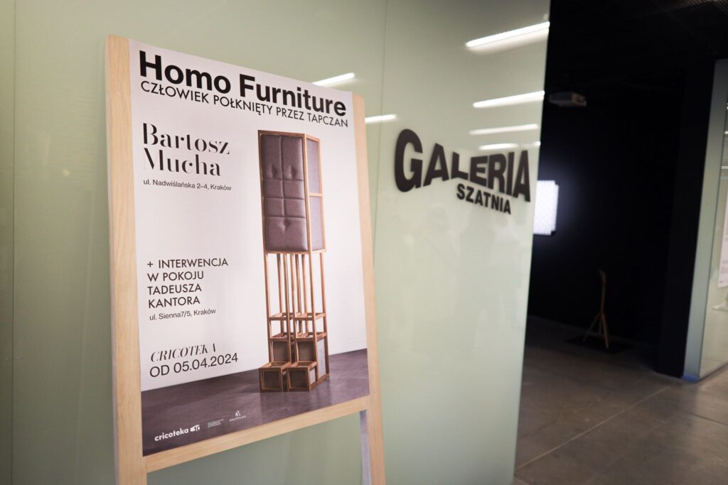 Zdjęcie przedstawia wejście na wystawę Homo Furniture