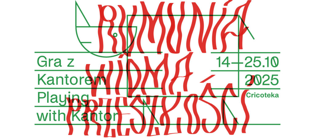 Grafika promocyjna wystawy „Gra z Kantorem / Playing with Kantor”, utrzymana w biało-zielono-czerwonej kolorystyce. Zielone, geometryczne linie tworzą siatkę oraz zarys uproszczonej twarzy. Na siatce znajdują się napisy: „Gra z Kantorem / Playing with Kantor” oraz daty „14–25.10.2025” i słowo „Cricoteka”. W tle widoczny jest czerwony, falujący napis „RUMUNIA WIDMA PRZESZŁOŚCI”. Grafikę cechuje ekspresyjna, nieregularna typografia.