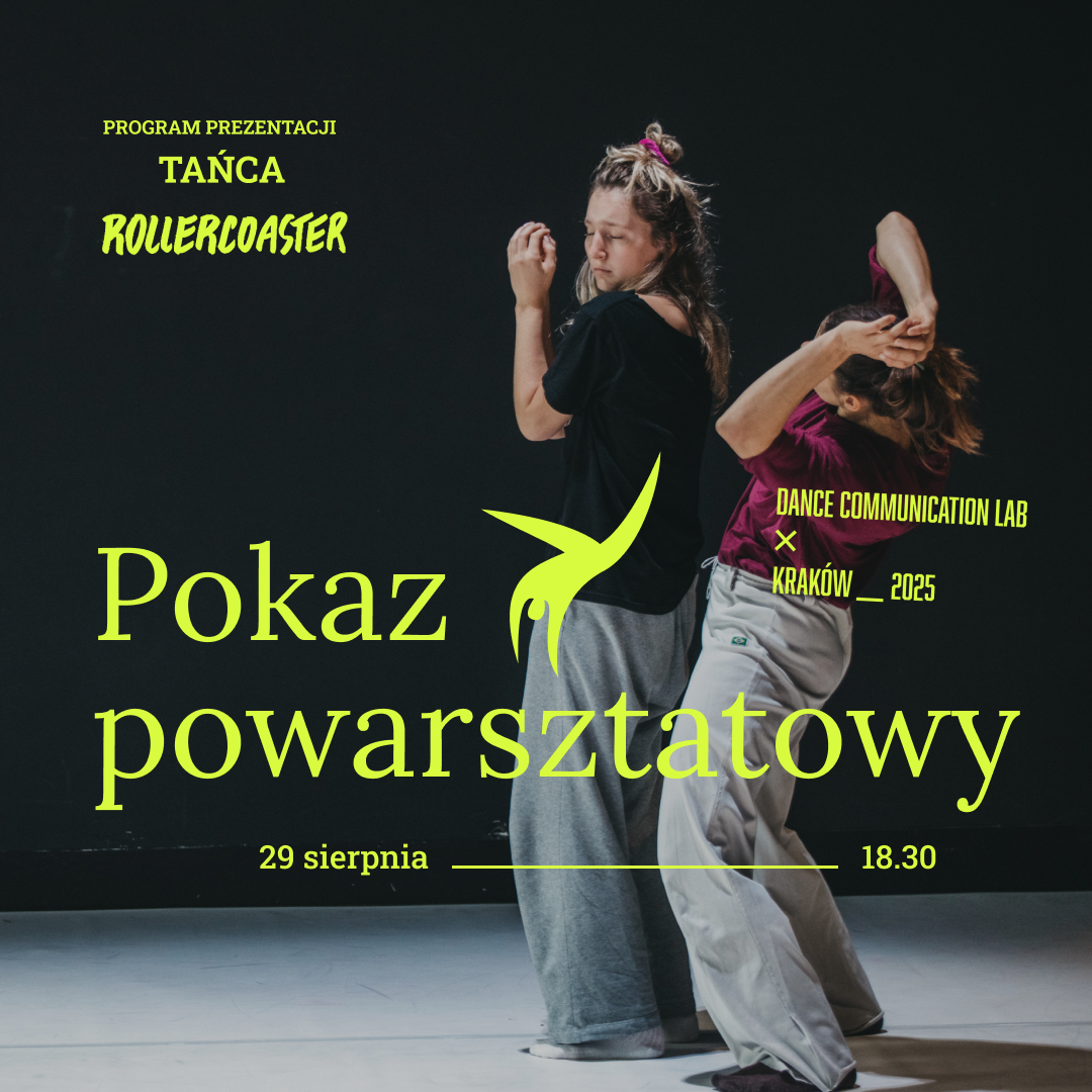 Na czarnym tle widać dwie tancerki w dynamicznej pozie, ubrane w luźne spodnie i koszulki. Na środku umieszczony jest duży, żółto-limonkowy napis: „Pokaz powarsztatowy” z graficznym symbolem tańczącej postaci. U góry po lewej: „Program prezentacji tańca Rollercoaster”, po prawej: „Dance Communication Lab × Kraków 2025”. Na dole: „29 sierpnia” i „18.30” oddzielone poziomą linią.