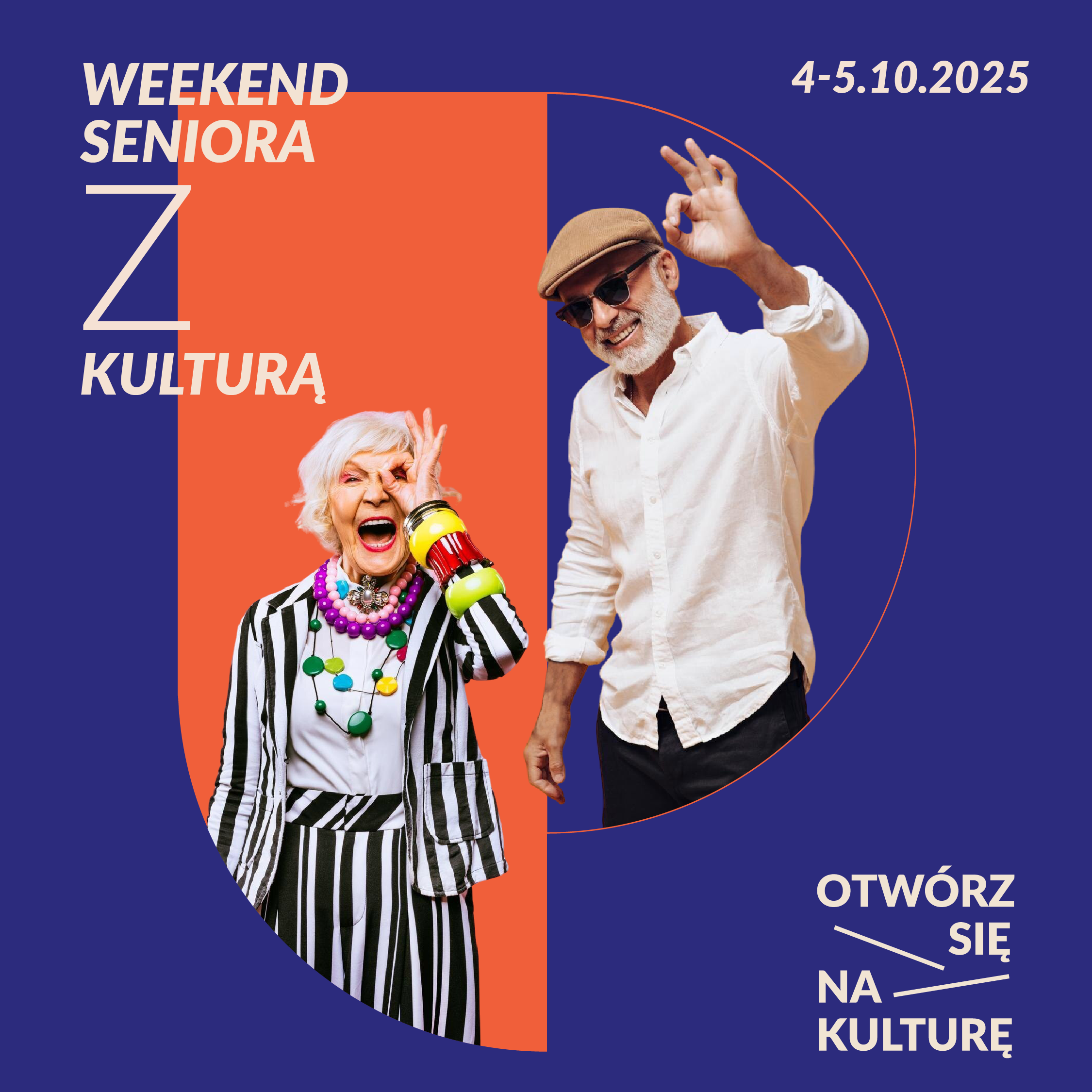 Na grafice widać dwie uśmiechnięte starsze osoby na kolorowym tle. Po lewej stronie stoi energiczna seniorka w biało-czarnym pasiastym garniturze, z kolorowymi naszyjnikami i bransoletkami, trzymająca dłoń przy oku w geście „okularów”. Obok niej znajduje się elegancki senior w białej koszuli, kaszkiecie i okularach przeciwsłonecznych, pokazujący gest „OK”. Tło podzielone jest na dwie części: pomarańczową i granatową. Na grafice widnieją napisy: „Weekend Seniora z Kulturą” (w lewym górnym rogu), „4–5.10.2025” (w prawym górnym rogu) oraz „Otwórz się na kulturę” (w prawym dolnym rogu).