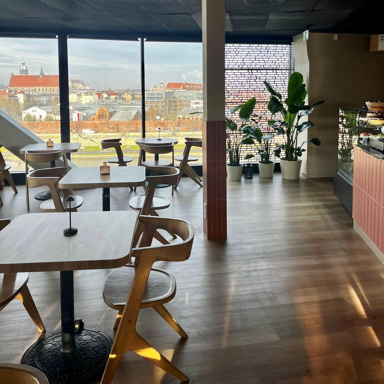 Zdjęcie przedstawia wnętrze kawiarni Cricoteki