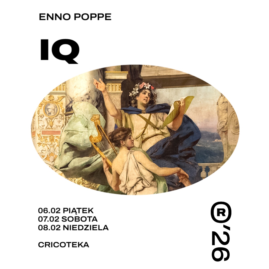 Grafika zapowiadająca wydarzenie muzyczne „IQ” Enno Poppe, z dużym czarnym napisem „IQ” oraz informacjami o datach 6–8 lutego i miejscu: Cricoteka. W centralnej, owalnej ramie znajduje się fragment klasycznego obrazu z dwiema postaciami w antycznych szatach, jedna z lirą, na jasnym tle.