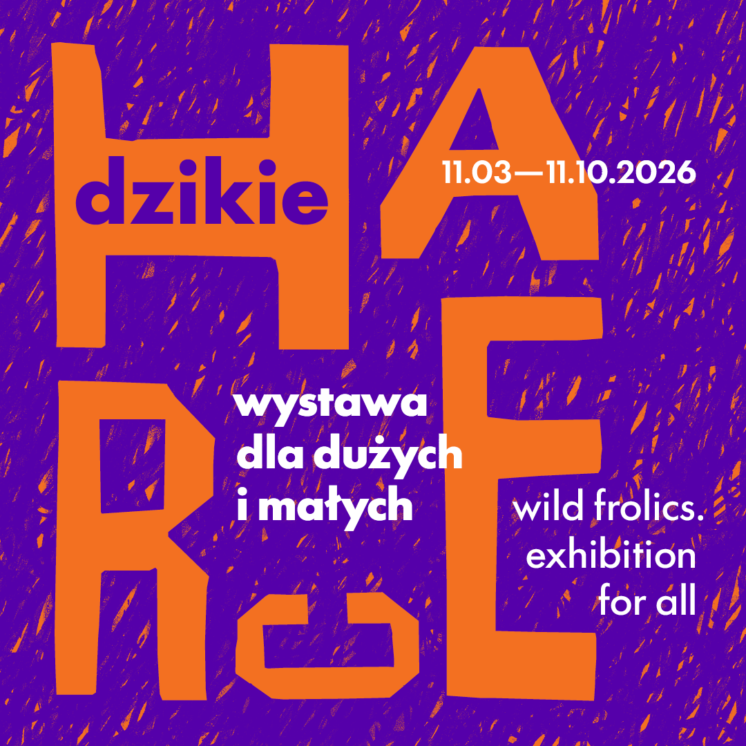 Plakat wystawy "Dzikie harce. Wystawa dla dużych i małych". Tło fioletowe w pomarańczowe plamki. Tak jakby pomarańćzowe tło ktoś niedokładnie zamalował fioletowym pisakiem. Pomarańczowy rozrrzucony napis Harce, w H fioletowy napis dzikie. Po środku biały napis: wystawa dla dużych i małych. Daty trwania wystawy: 11.03-11.10. W prawym dolnym rogu angielski tytuł: Wild frolics. Exhibition for All.