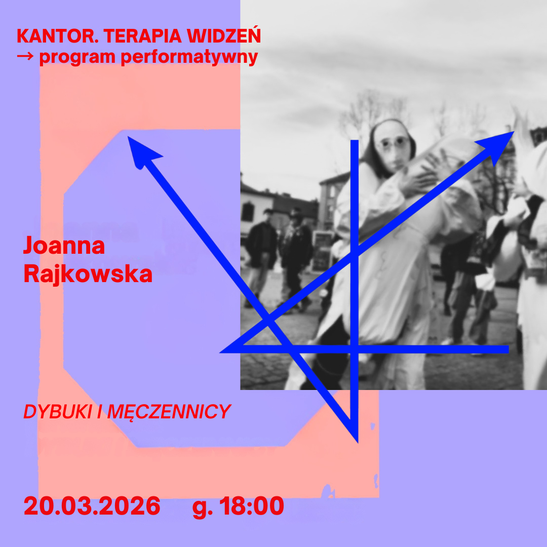 Plakat wydarzenia artystycznego w pastelowych kolorach różu i fioletu z czerwonym napisem. Po prawej stronie znajduje się czarno-białe zdjęcie osoby w masce trzymającej dużą kulę, w tle widać kilka postaci na zewnątrz. Na obrazie nałożone są niebieskie linie i strzałki przypominające wykres lub osie współrzędnych. Tekst na plakacie: „KANTOR. TERAPIA WIDZEŃ → program performatywny”, „Joanna Rajkowska”, „DYBUKI I MĘCZENNICY”, oraz data i godzina „20.03.2026 g. 18:00”.