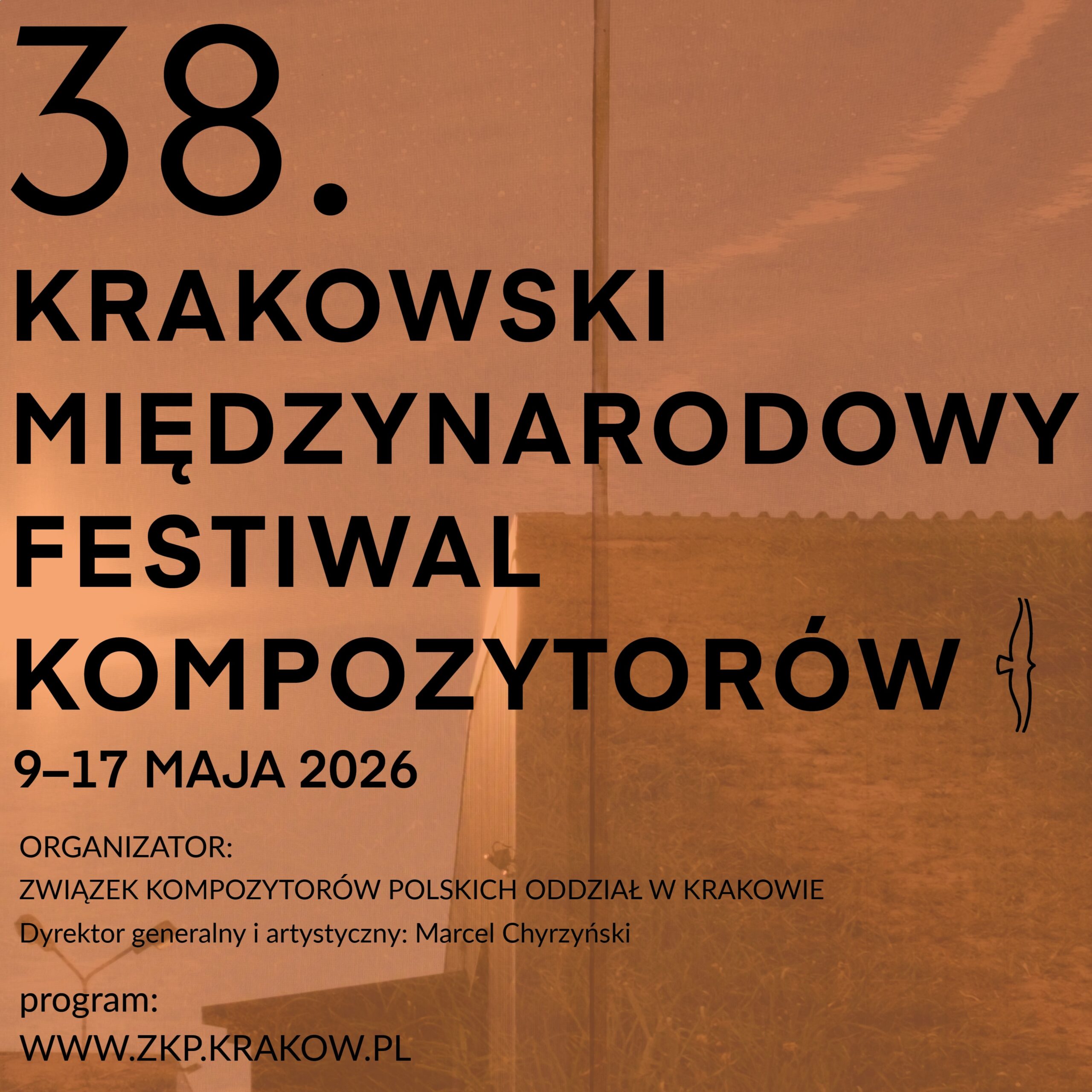 Plakat 38. Krakowskiego Międzynarodowego Festiwalu Kompozytorów utrzymany jest w ciepłych, pomarańczowo-brązowych barwach. Na tle fotografii przedstawiającej fragment krajobrazu z trawą i jasną konstrukcją umieszczono duże, czarne napisy z nazwą festiwalu oraz datą wydarzenia: 9–17 maja 2026. W dolnej części plakatu znajdują się informacje o organizatorze, dyrektorze artystycznym Marcelu Chyrzyńskim oraz adres strony internetowej programu festiwalu.