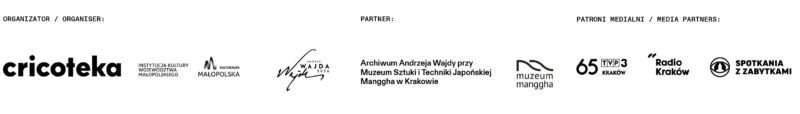 Belka logotypowa z nazwami organizatora: Cricoteki, partnera wystawy: Manggha, patronów medialnych: Radio Kraków, TVP3 Kraków i Spotkanie z Zabytkami, oraz z logotypem Roku Andrzeja Wajdy