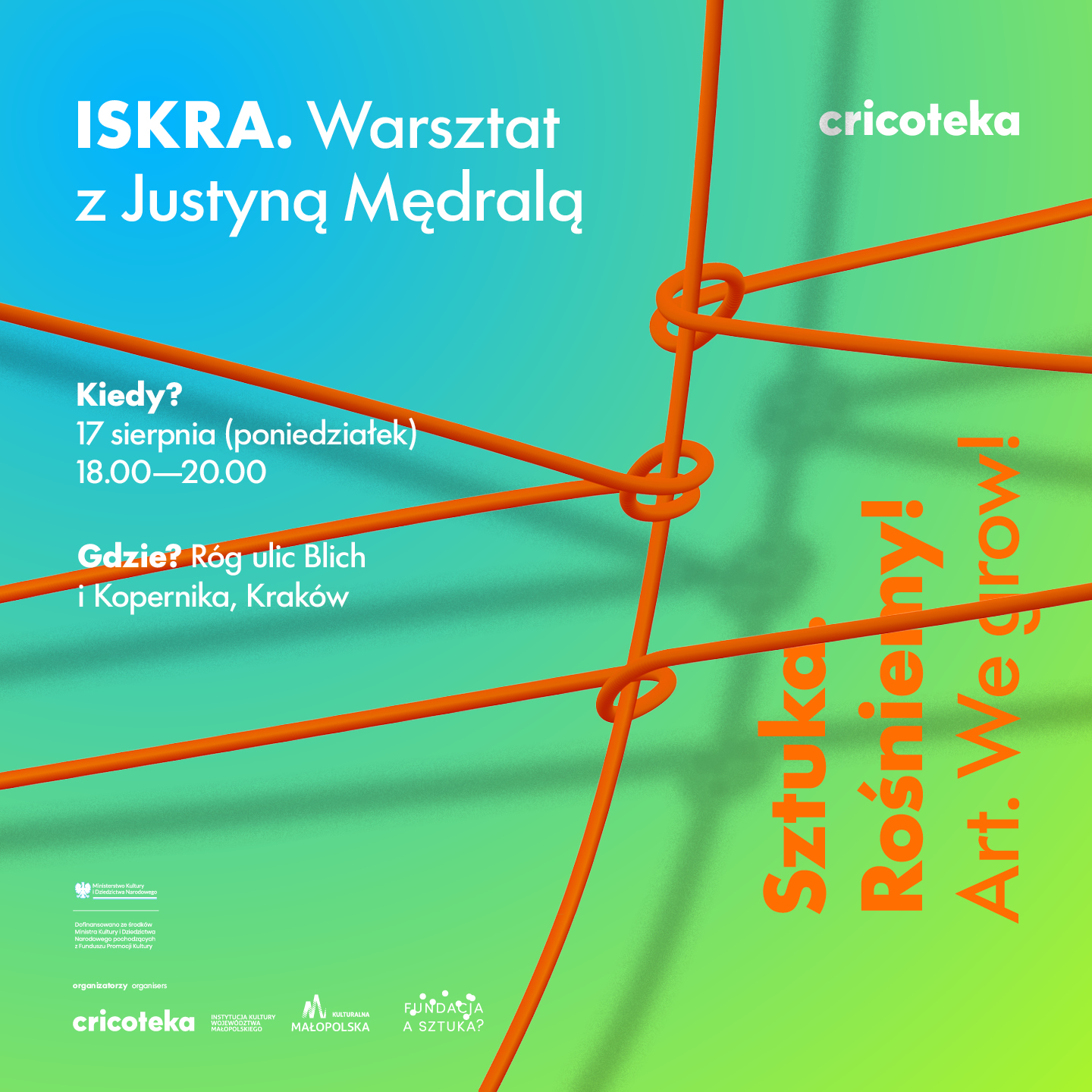 Grafika promuje warsztat „ISKRA” z Justyną Mędralą i utrzymana jest w intensywnych odcieniach błękitu oraz zieleni, przez które przebiegają grube, pomarańczowe liny z widocznymi węzłami, tworzące abstrakcyjną sieć. Po lewej stronie znajduje się informacja o wydarzeniu: warsztat odbędzie się 17 sierpnia (poniedziałek) w godzinach 18.00–20.00 na rogu ulic Blich i Kopernika w Krakowie, a w prawym górnym rogu widoczne jest logo Cricoteki. Po prawej stronie pionowo zapisano hasło „Sztuka. Rośniemy. Art. We grow.”, a u dołu umieszczono logotypy organizatorów i partnerów projektu.