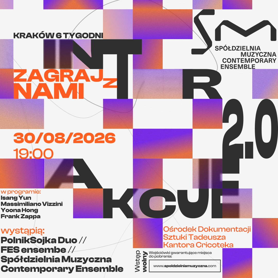 Plakat wydarzenia „Kraków 6 Tygodni”. Duża, abstrakcyjna kompozycja typograficzna z czarnymi, pomarańczowymi i fioletowo-pomarańczowymi elementami geometrycznymi na jasnoszarym tle. W centrum widnieje hasło „ZAGRAJ Z NAMI” oraz duże, częściowo zasłonięte litery. W prawym górnym rogu znajduje się logo i nazwa „SPÓŁDZIELNIA MUZYCZNA CONTEMPORARY ENSEMBLE”. Informacje o wydarzeniu: 30/08/2026, 19:00. W programie: Isang Yun, Massimiliano Vizzini, Yoona Hong, Frank Zappa. Występują: PolnikSojka Duo, FES ensemble oraz Spółdzielnia Muzyczna Contemporary Ensemble. Na dole podano „Ośrodek Dokumentacji Sztuki Tadeusza Kantora Cricoteka” oraz informację o bezpłatnych wejściówkach i stronie spoldzielniamuzyczna.com.