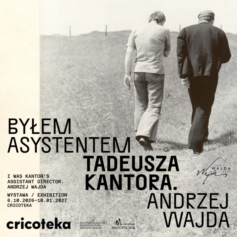 Na czarno-białej fotografii widocznych jest dwóch mężczyzn idących tyłem polną drogą lub ścieżką przez otwartą, trawiastą przestrzeń, co nadaje obrazowi spokojny i wspomnieniowy charakter. Na zdjęcie nałożono duży czarny napis: „Byłem asystentem Tadeusza Kantora. Andrzej Wajda”, a także informacje o wystawie prezentowanej w Cricotece od 6 października 2026 do 10 stycznia 2027 w polskiej i angielskiej wersji językowej. W dolnej części grafiki znajdują się logo Cricoteki oraz partnerów instytucjonalnych, a po prawej stronie umieszczono stylizowany podpis Andrzeja Wajdy z datą „2026”.