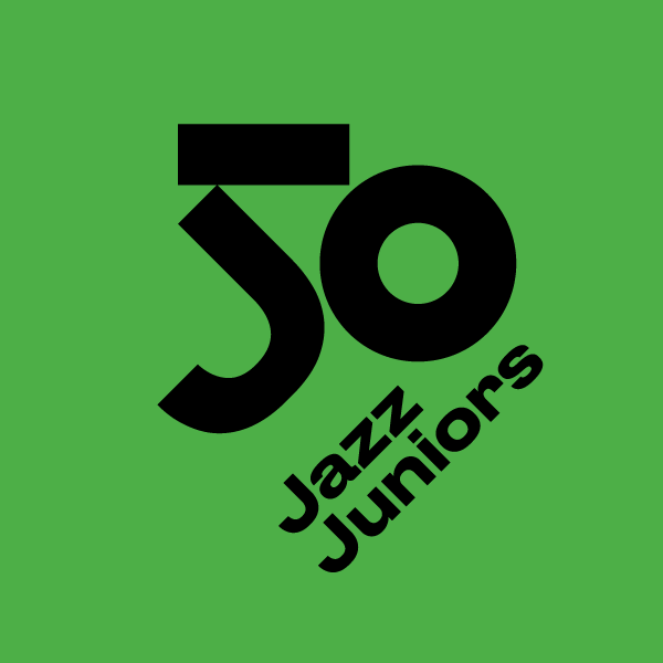 Grafika na jaskrawo zielonym tle. Na środku czarne logo jubileuszowej 50. edycji festiwalu Jazz Juniors. Logo przedstawia dużą, stylizowaną liczbę 50 z napisem "Jazz Juniors" u dołu, oba elementy lekko obrócone pod kątem.