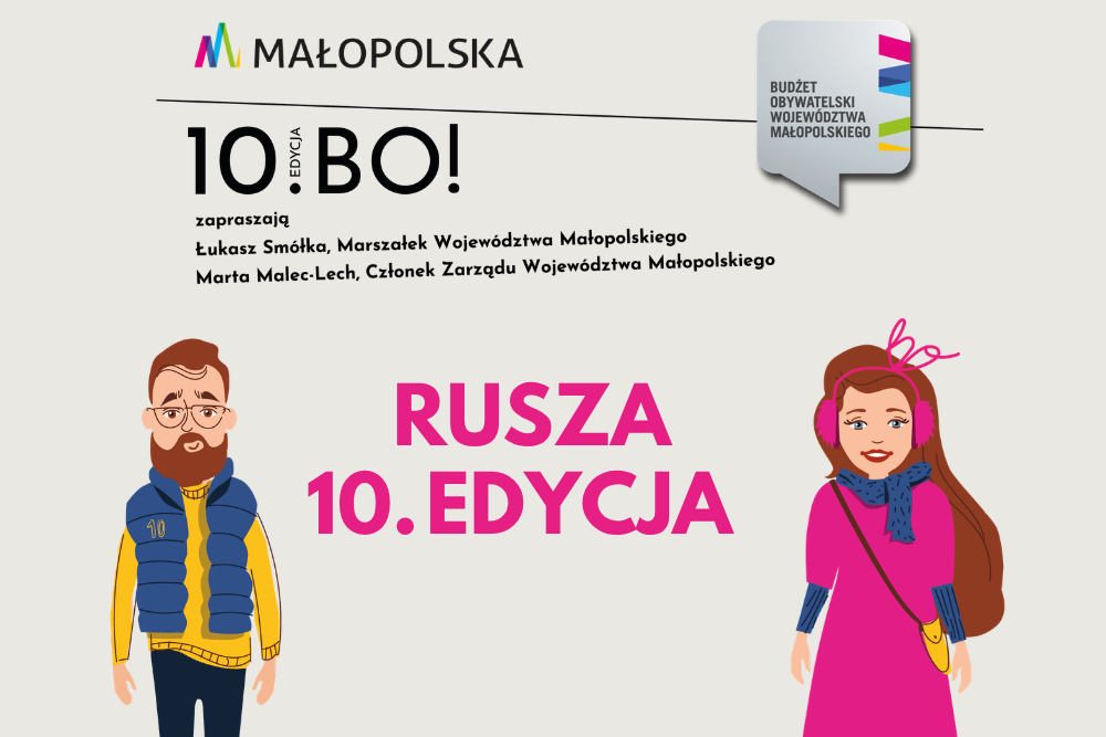 Grafika promuje 10. edycję Budżetu Obywatelskiego Województwa Małopolskiego. Na jasnym tle znajdują się logotypy Małopolski i Budżetu Obywatelskiego oraz duży różowy napis „RUSZA 10. EDYCJA”, a po bokach stoją dwie rysunkowe postacie: mężczyzna w żółtym swetrze i granatowej kamizelce oraz kobieta w różowej sukience, niebieskim szaliku i różowych nausznikach. U góry umieszczono informację o organizatorach i zaproszeniu podpisanym przez Łukasza Smółkę, Marszałka Województwa Małopolskiego, oraz Martę Malec-Lech, Członka Zarządu Województwa Małopolskiego.