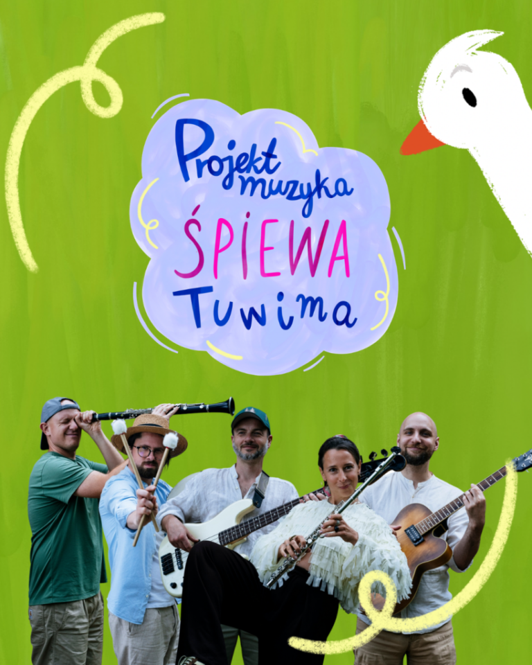 Grafika promująca projekt muzyczny „Śpiewa Tuwima”. Na intensywnie zielonym tle widnieje tytuł zapisany odręcznym, niebiesko-różowym liternictwem na lawendowej plamie. W dolnej części zdjęcie pięciorga muzyków z instrumentami: klarnetem, pałeczkami perkusyjnymi, gitarą basową, fletem poprzecznym i gitarą akustyczną. Kompozycję uzupełniają żółte zawijasy oraz ilustracja białej gęsi w prawym górnym rogu.