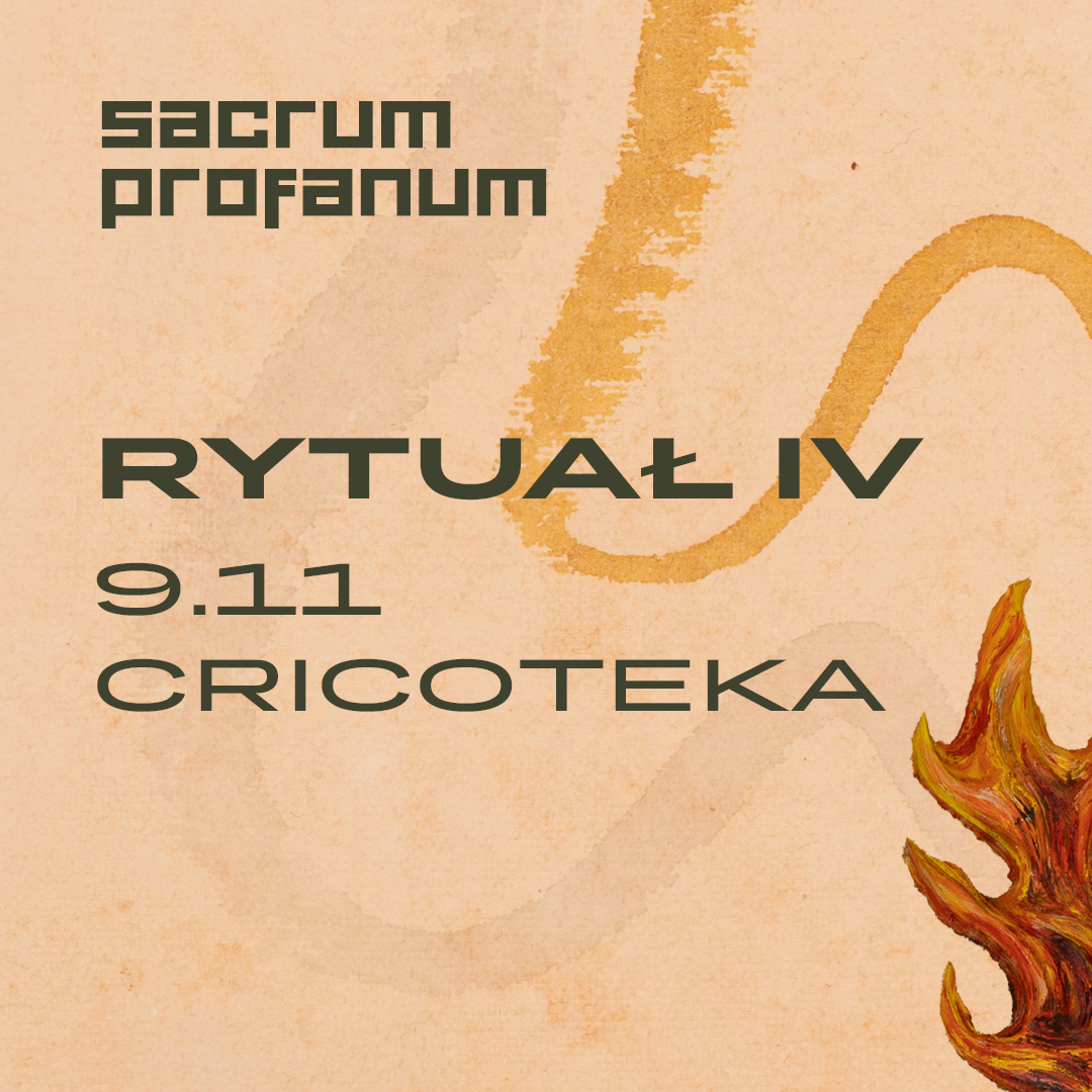 Grafika promująca wydarzenie „Rytuał IV” w ramach festiwalu Sacrum Profanum, odbywające się 8 listopada w Cricotece. Na jasnobeżowym tle o fakturze postarzanego papieru widnieją ciemnozielone, geometryczne napisy „Sacrum Profanum”, „RYTUAŁ IV”, „8.11” i „CRICOTEKA”. Przez kompozycję przebiega szeroka, nieregularna, falista linia w kolorze ochry. W prawym dolnym rogu znajduje się fragment ilustracji stylizowanego płomienia w odcieniach pomarańczu, czerwieni i żółci.