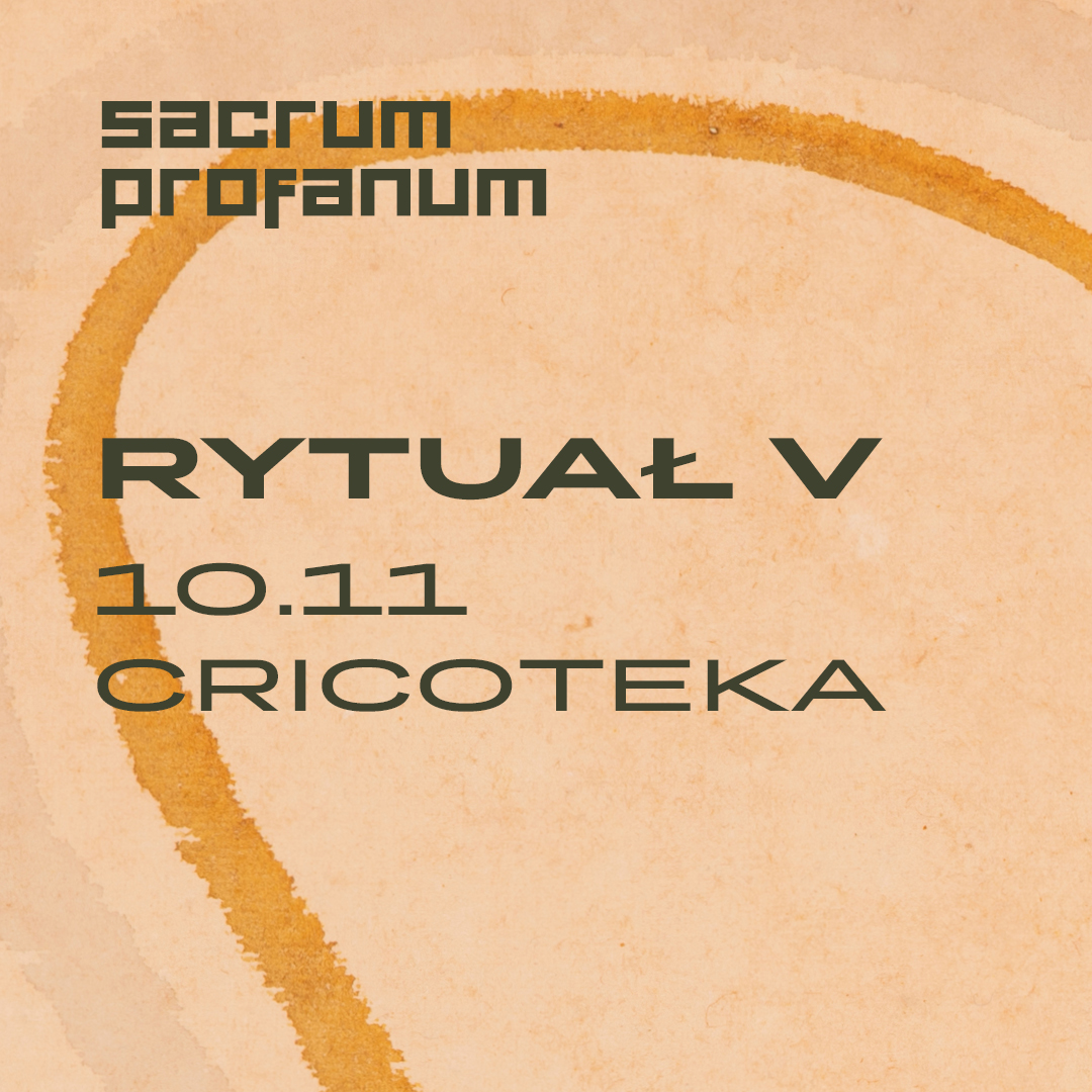 Grafika promująca wydarzenie „Rytuał V” w ramach festiwalu Sacrum Profanum, odbywające się 10 listopada w Cricotece. Na jasnobeżowym tle o fakturze postarzanego papieru widnieją ciemnozielone, geometryczne napisy „Sacrum Profanum”, „RYTUAŁ V”, „10.11” i „CRICOTEKA”. Przez kompozycję przebiega szeroka, nieregularna, falista linia w kolorze ochry. W prawym dolnym rogu znajduje się fragment ilustracji stylizowanego płomienia w odcieniach pomarańczu, czerwieni i żółci.