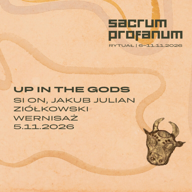 Na jasnym, beżowym tle przypominającym papier z akwarelowymi, falującymi liniami umieszczono informacje o wydarzeniu „Up in the Gods” w ramach programu „Sacrum Profanum – Rytuał”, z datami 5 oraz 6–11 listopada 2026. Po lewej stronie znajduje się tytuł wydarzenia oraz nazwisko artysty Jakuba Juliana Ziółkowskiego i informacja o wernisażu, a w prawym górnym rogu logo festiwalu. W prawym dolnym rogu widnieje niewielka ilustracja stylizowanej głowy rogatego zwierzęcia, przypominającej maskę lub rzeźbę wykonaną z brązu.
