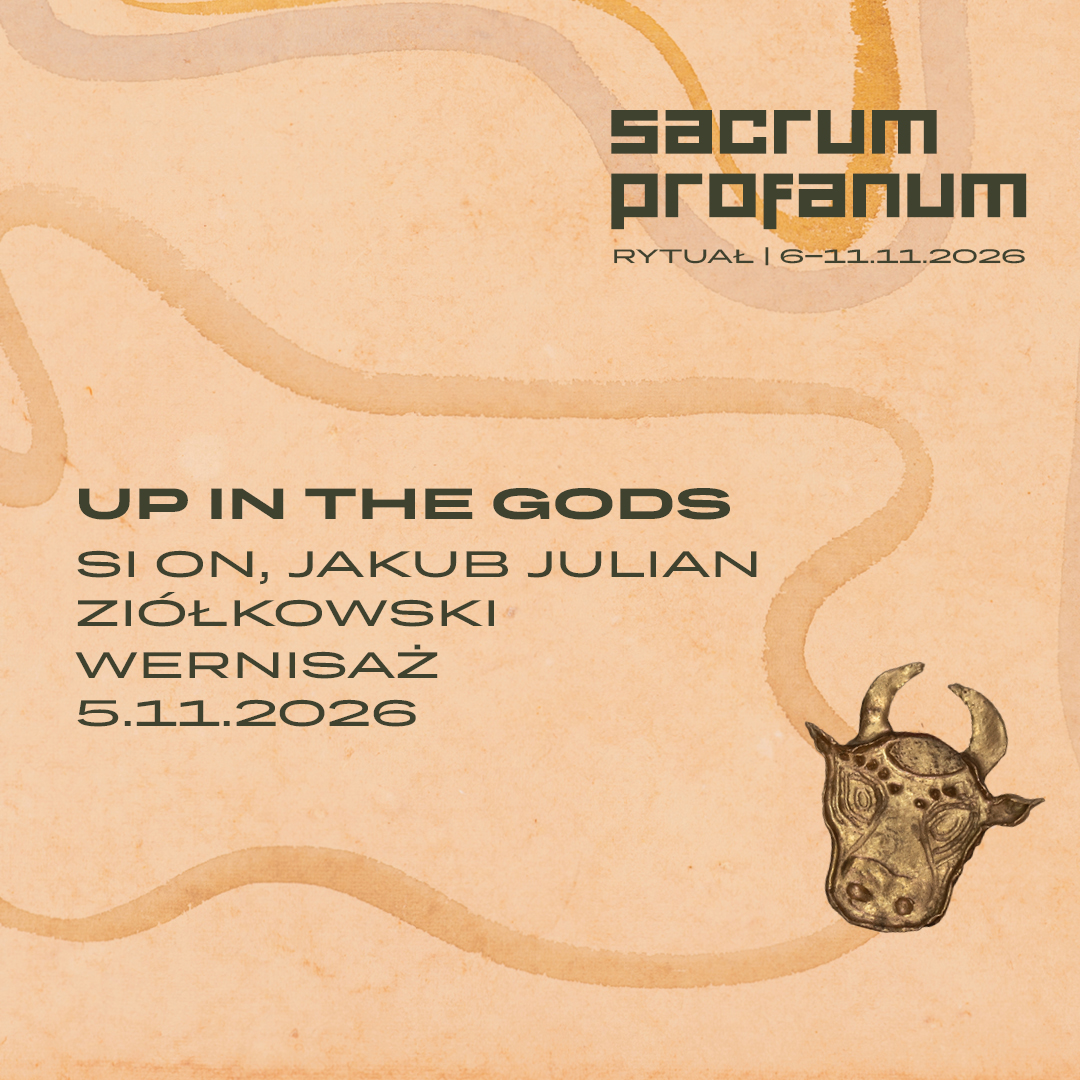 Na jasnym, beżowym tle przypominającym papier z akwarelowymi, falującymi liniami umieszczono informacje o wydarzeniu „Up in the Gods” w ramach programu „Sacrum Profanum – Rytuał”, z datami 5 oraz 6–11 listopada 2026. Po lewej stronie znajduje się tytuł wydarzenia oraz nazwisko artysty Jakuba Juliana Ziółkowskiego i informacja o wernisażu, a w prawym górnym rogu logo festiwalu. W prawym dolnym rogu widnieje niewielka ilustracja stylizowanej głowy rogatego zwierzęcia, przypominającej maskę lub rzeźbę wykonaną z brązu.